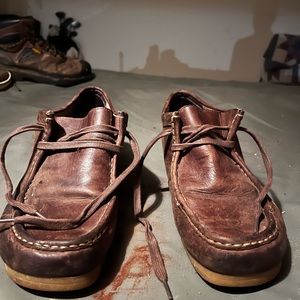 Clarks wallabee size 1 .5 mens beeswax color